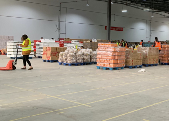 蔬菜批發(fā)市場(chǎng)貨物搬運(yùn)用手動(dòng)液壓叉車(chē)