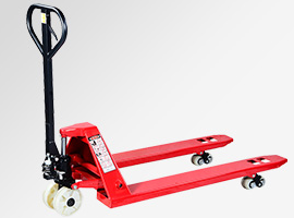 玩具廠生產(chǎn)車(chē)間使用手動(dòng)叉車(chē)搬運(yùn)原材料